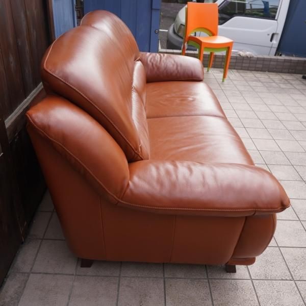 IDC OTSUKA(大塚家具)のオースチン 総革張り2人掛けソファーです IDC OTSUKA(大塚家具)のオースチン 総革張り2人掛けソファーです