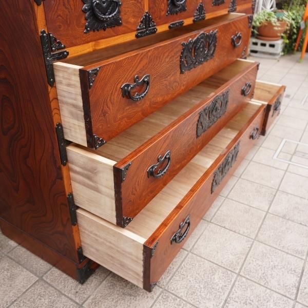 値下げ/岩手の伝統工芸家具、岩谷堂箪笥 漆塗り4段箪笥です。鳳凰紋様の南部鉄器がアクセントの整理タンス。伝統 と受け継がれた職人の技術が結集し、丹念で精巧に作られた和箪笥。 - kokoelma -ココエルマ- 雑貨・中古家具・北欧家具・アンティーク家具の通販 インテリア 値下げ/岩手の伝統工芸家具、岩谷堂箪笥 漆塗り4段箪笥です。鳳凰紋様の南部鉄器がアクセントの整理タンス。伝統 と受け継がれた職人の技術が結集し、丹念で精巧に作られた和箪笥。 - kokoelma -ココエルマ- 雑貨・中古家具・北欧家具・アンティーク家具の通販 インテリア