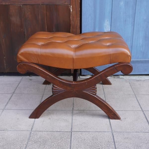 クラシックなデザインのレザー スツールです。座面のボタンが特徴的な