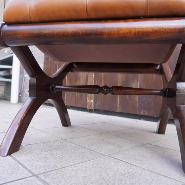 スツール　オットマン　ボタン　クラッシック　ヴィンテージ クラシックなデザインのレザー スツールです。座面のボタンが特徴的な