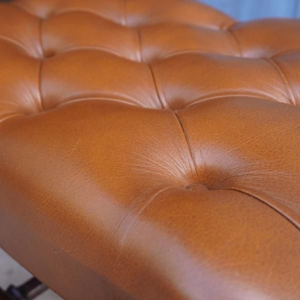 スツール　オットマン　ボタン　クラッシック　ヴィンテージ クラシックなデザインのレザー スツールです。座面のボタンが