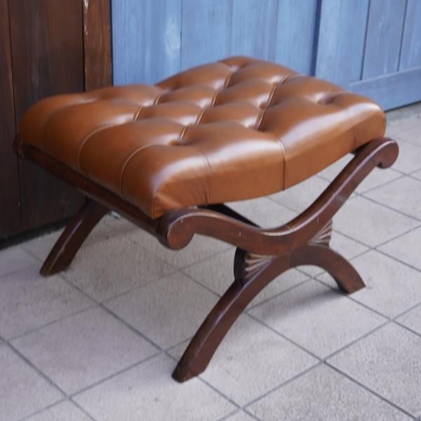クラシックなデザインのレザー スツールです。座面のボタンが特徴的な