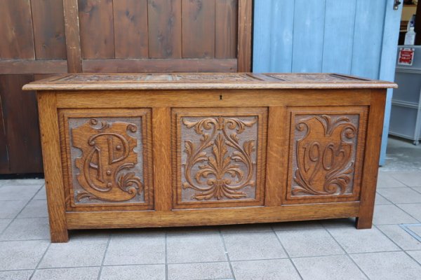 イギリスアンティークのブランケットボックスです。美しい木彫装飾が施