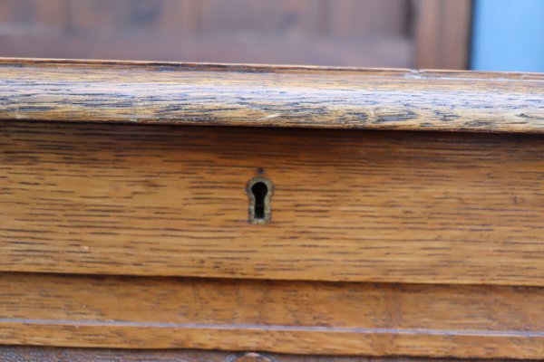 イギリスアンティークのブランケットボックスです。美しい木彫装飾が施