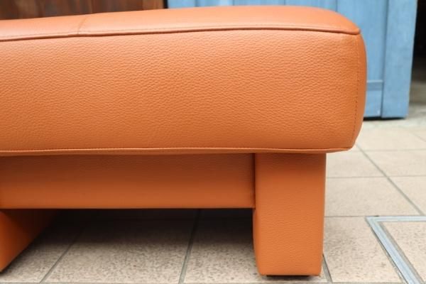 老舗家具メーカーHAMAMOTO(浜本工芸)のNo.2000スツールです。落ち着いた色合いが上品な印象の本革オットマン。小ぶりなサイズは 寝室やエントランスなどにもおススメです♪ - kokoelma -ココエルマ- 雑貨・中古家具・北欧家具・アンティーク家具の通販 インテリアショップ  