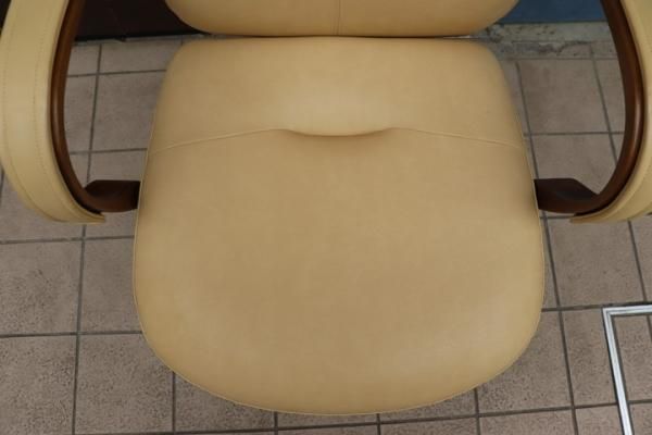 人気のkarimoku(カリモク家具)よりキャスター付き本革 人気のkarimoku(カリモク家具)よりキャスター付き本革