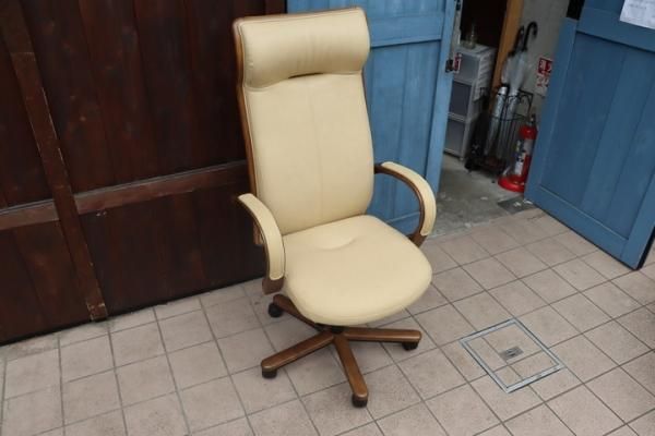 人気のkarimoku(カリモク家具)よりキャスター付き本革 人気のkarimoku(カリモク家具)よりキャスター付き本革