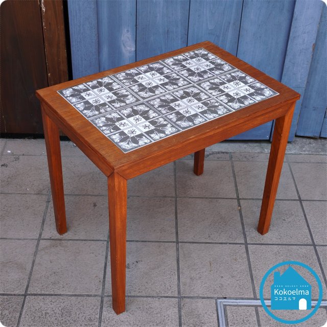 デンマーク製のチーク材タイルトップのサイドテーブルです。花が描かれたタイルが目を引くコーヒーテーブル。温かみのあるチーク材とタイルの組み合わせが存在感のあるヴィンテージ家具です