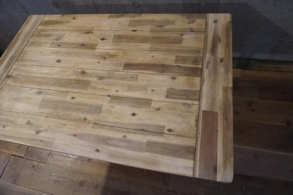 unico(ウニコ)の木目を際立たせ、ホワイトウォッシュ塗装が魅力