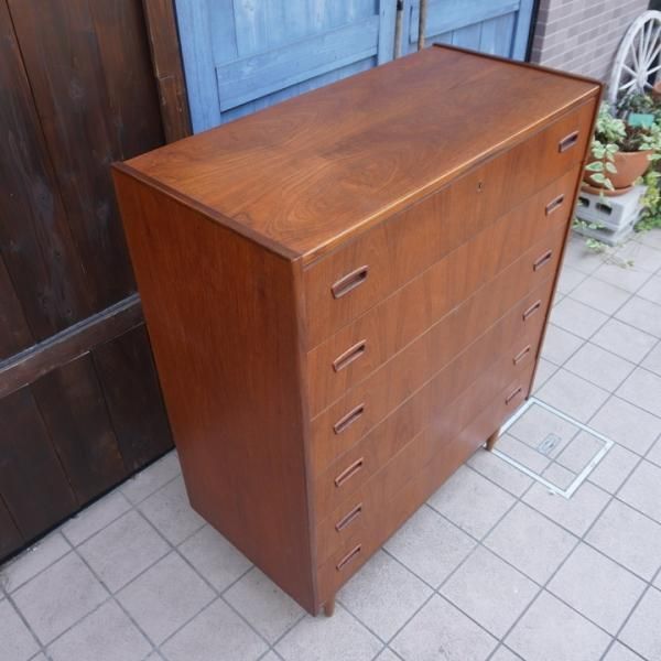デンマークより入荷した、チーク材を使用した6段チェストです デンマークより入荷した、チーク材を使用した6段チェストです