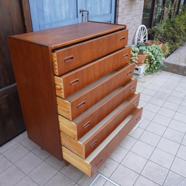デンマークより入荷した、チーク材を使用した6段チェストです デンマークより入荷した、チーク材を使用した6段チェストです