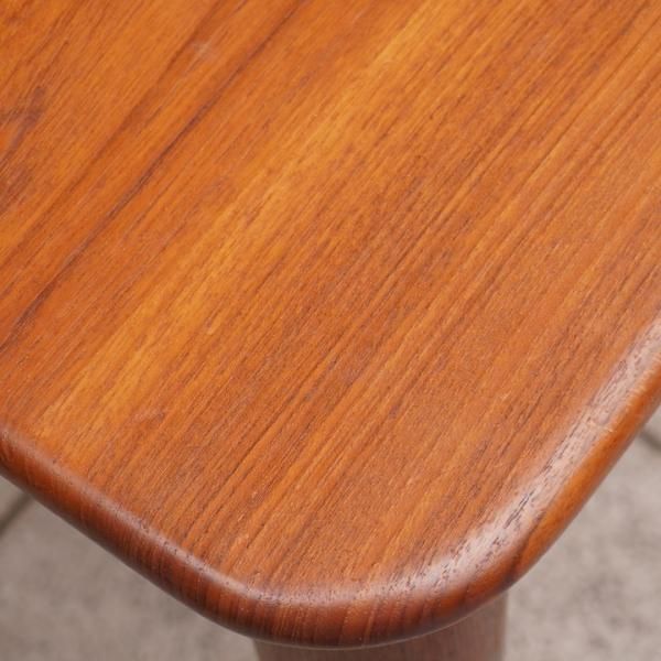 チーク材を使用したナチュラルなダイニングテーブルです。チークの落ち着いた色合いとシンプルなフォルムの食卓は少し低めのデザインで圧迫感を 感じさせず、北欧スタイルなど様々なインテリアと馴染みます♪ - kokoelma -ココエルマ- 雑貨・中古家具・北欧家具 