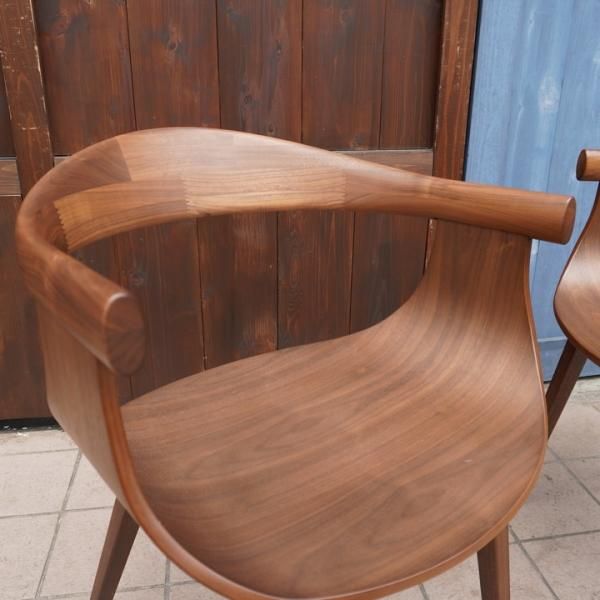 FUJI FURNITURE(冨士ファニチア)のnagi(ナギ)ウォールナット材 アームチェア 2脚セットです。異なる技術の 組み合わせによって生まれる愛らしい丸み。モダンなデザインは北欧テイストに♪ - kokoelma -ココエルマ- 雑貨・中古家具・北欧家具・アンティーク 家具の通販 