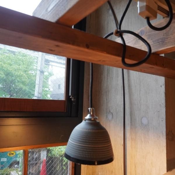 小さな陶器製のランプシェードです。和モダンな印象の小ぶりな