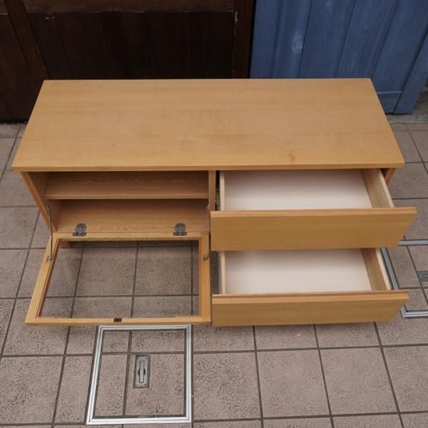 無印良品(MUJI)のオーク材 AVラックです。シンプルなTVボードは圧迫感