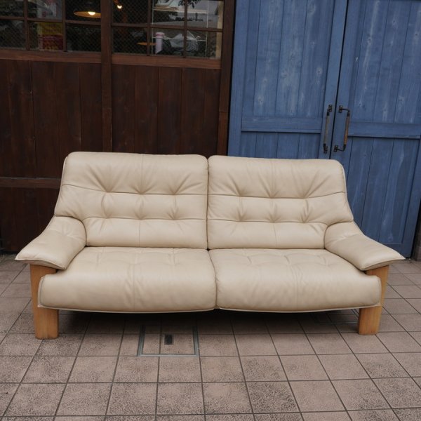 人気のkarimoku(カリモク家具)より本革を使用したZU49  3人掛けソファーです！コンパクトでありながらシートはゆったりとした上品なデザインのレザートリプルソファー♪ - kokoelma　-ココエルマ- 