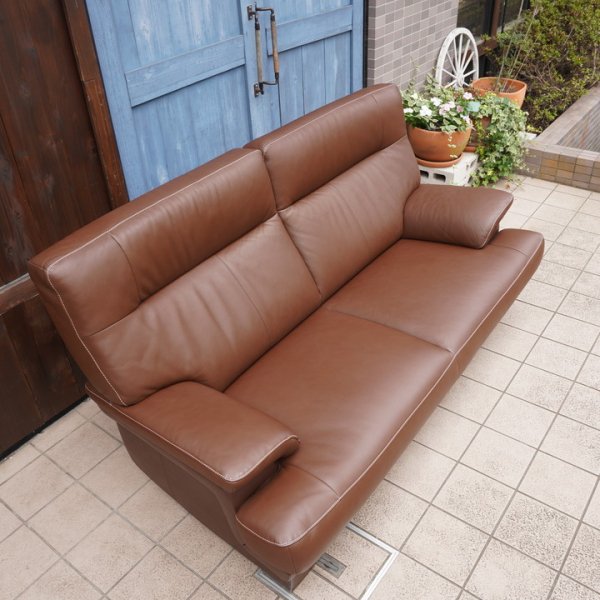 人気のkarimoku(カリモク家具)より本革を使用したZT86  2人掛けソファーです！ハイバックタイプのゆったりとしたシートの2Pソファ。上品なデザインのレザーラブソファーです♪ - kokoelma　 -ココエルマ- 