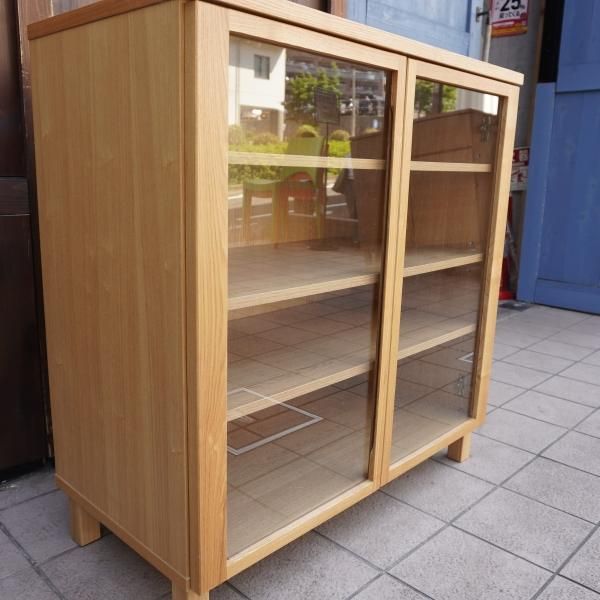 人気の無印良品(MUJI)のタモ材 キャビネット・ガラス扉です