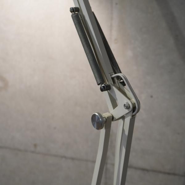人気の無印良品(MUJI)よりLED アルミフロアライトです。高さや 人気の無印良品(MUJI)よりLED アルミフロアライトです。高さや
