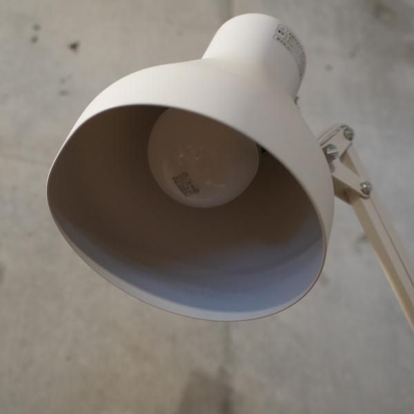 人気の無印良品(MUJI)よりLED アルミフロアライトです。高さや