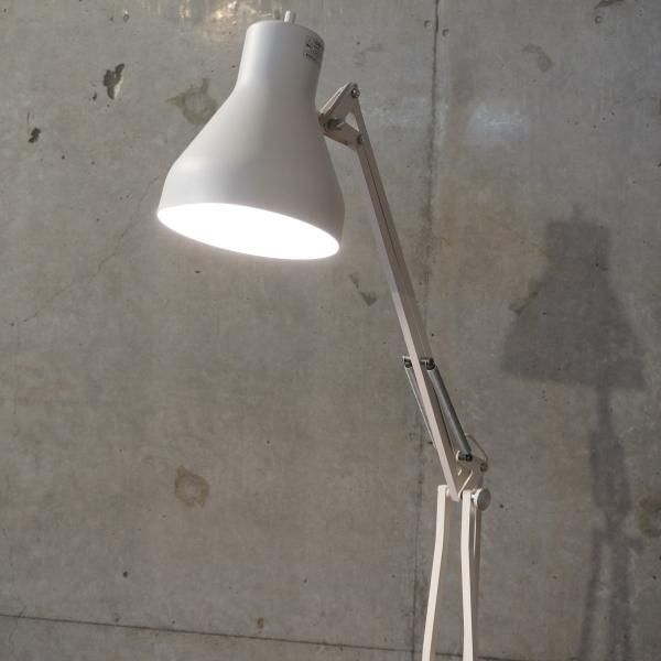 人気の無印良品(MUJI)よりLED アルミフロアライトです。高さや 人気の無印良品(MUJI)よりLED アルミフロアライトです。高さや