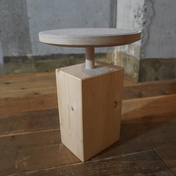 ドイツの木製品メーカーSirch(サーチ)のClaus Stool(クラウス スツール)。高さが3段階から調整可能な北欧らしいモダンなデザインが魅力の 子供向けスツール。お店のディスプレイ用にも♪レッド - kokoelma -ココエルマ- 雑貨・中古家具・北欧家具・アンティーク家具の通販 