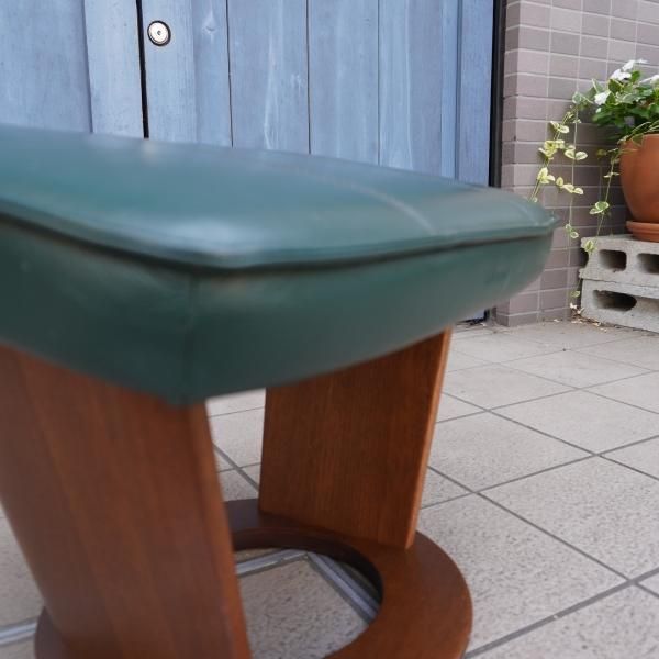 朝日木材加工のTribuna(トリブナ)牛革オットマンです。白の 朝日木材加工のTribuna(トリブナ)牛革オットマンです。白の