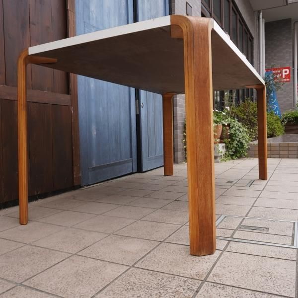 Tendo(天童木工)より建築家 坂倉準三の研究所がデザインした Tendo(天童木工)より建築家 坂倉準三の研究所がデザインした