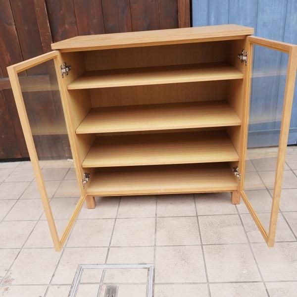 人気の無印良品(MUJI)のオーク材 キャビネット・ガラス扉です 