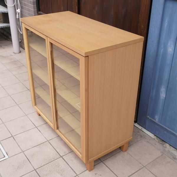 人気の無印良品(MUJI)のオーク材 キャビネット・ガラス扉です 