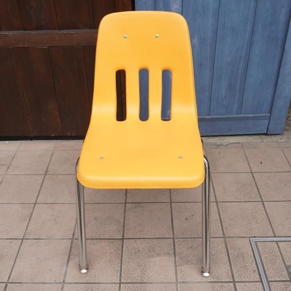 アメリカVIRCO(ヴァルコ)社の9000 CHAIR イエローです。機能的で
