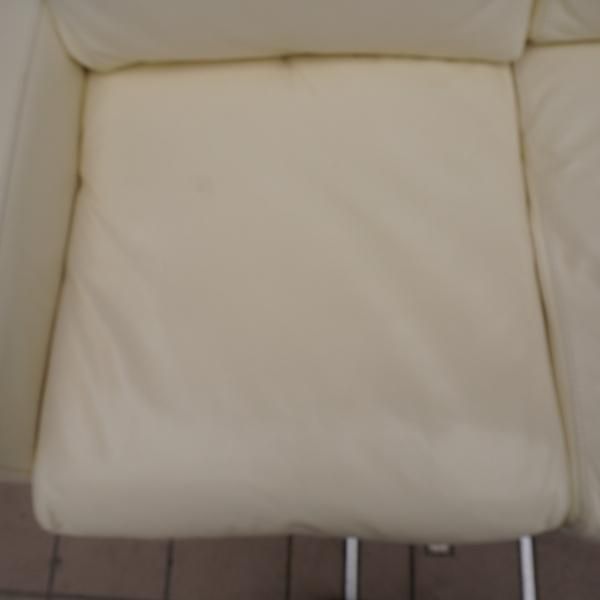 人気の無印良品(MUJI)のフェザーを使用した本革張り2シーター 人気の無印良品(MUJI)のフェザーを使用した本革張り2シーター