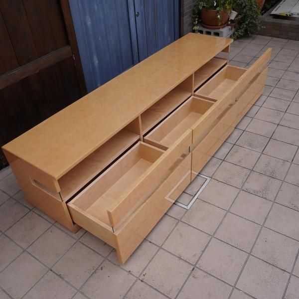 IDC OTSUKA(大塚家具)取扱いのPERLE(ペルレ)テレビボードです。稀少なバーズアイ・メープルを使用した高級感のあるクラシックなローボードは リビングを洗練された印象に。 - kokoelma -ココエルマ- 雑貨・中古家具・北欧家具・アンティーク家具の通販 インテリアショップ 