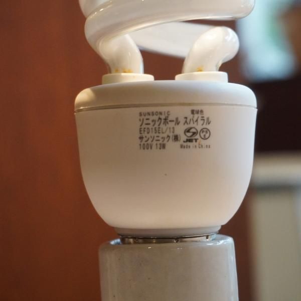 unico(ウニコ)のWHITE MOROCCO テーブルライトです。乳白色のシェード