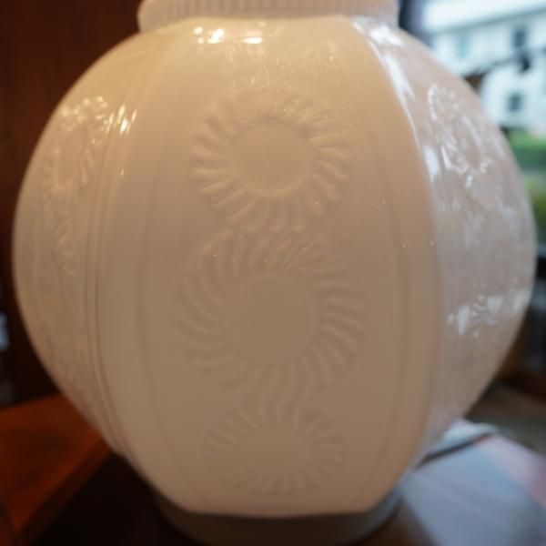 unico(ウニコ)のWHITE MOROCCO テーブルライトです。乳白色のシェード