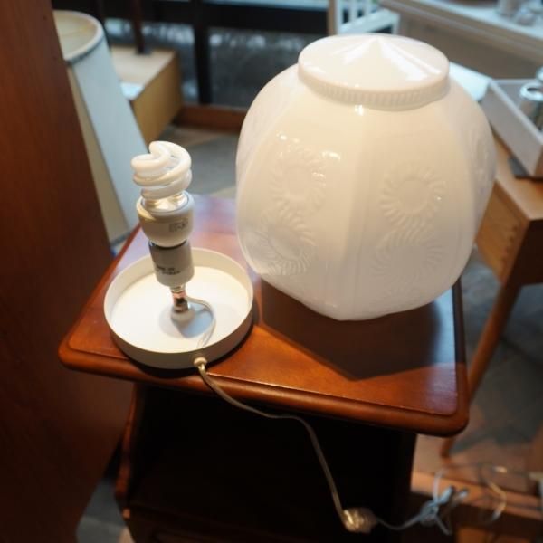 unico(ウニコ)のWHITE MOROCCO テーブルライトです。乳白色のシェード