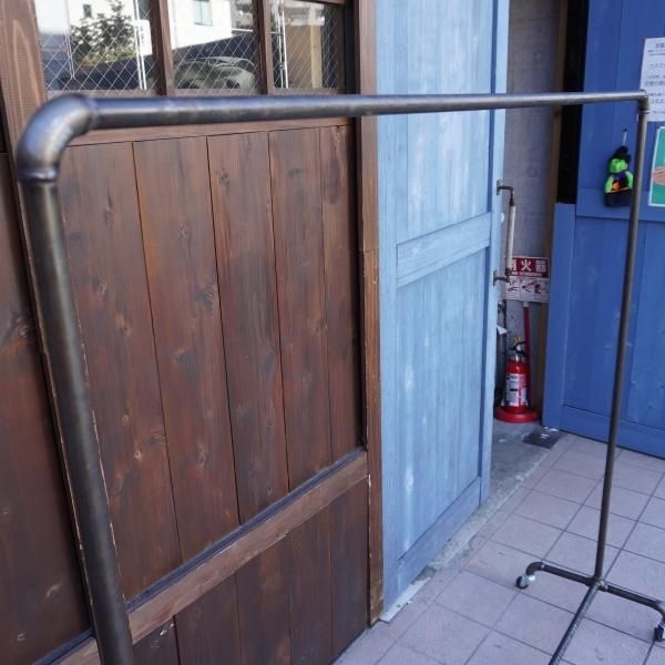 工業用配管を使用したアイアンのワイドハンガーラックです 工業用配管を使用したアイアンのワイドハンガーラックです
