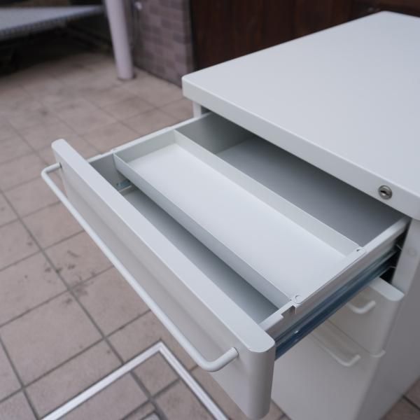 人気のMUJI(無印良品)のスチールキャビネットです。シンプルで 人気のMUJI(無印良品)のスチールキャビネットです。シンプルで