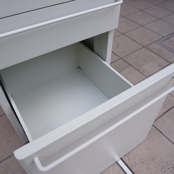 人気のMUJI(無印良品)のスチールキャビネットです。シンプルで 人気のMUJI(無印良品)のスチールキャビネットです。シンプルで