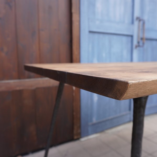 ASPLUND(アスプルンド)で取り扱われているスクエアルーツ  NEXA(ネクサ)ダイニングテーブルです。アイアンとオーク材がインダストリアルな雰囲気に。ブルックリンスタイルなど男前インテリアに♪ -  kokoelma　-ココエルマ-
