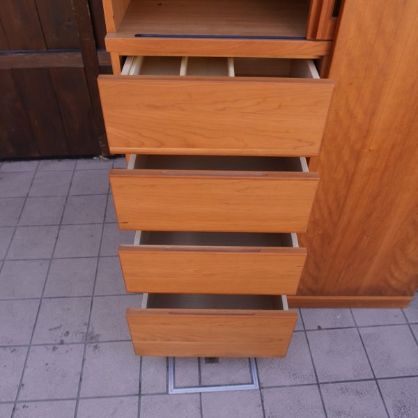 karimoku(カリモク家具)のチェリー材食器棚 EU3670ULです。シンプルで 