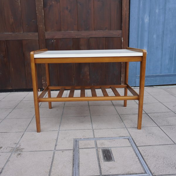 国内老舗家具メーカーkarimoku(カリモク家具)のサイドテーブルです。北欧スタイルのレトロなデザインは優しい印象に。コンパクトでフォルムは置く場所を選ばず、ちょっとしたコーヒーテーブルに。  - kokoelma　-ココエルマ- 