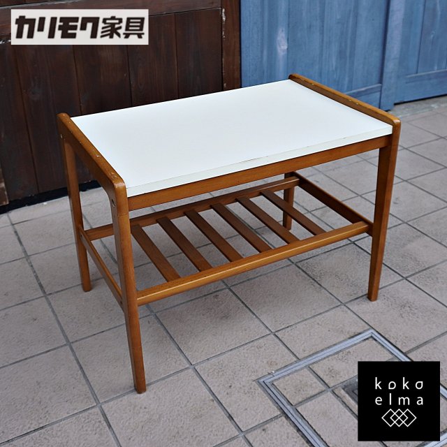 国内老舗家具メーカーkarimoku(カリモク家具)のサイドテーブルです。北欧スタイルのレトロなデザインは優しい印象に。コンパクトでフォルムは置く場所を選ばず、ちょっとしたコーヒーテーブルに。