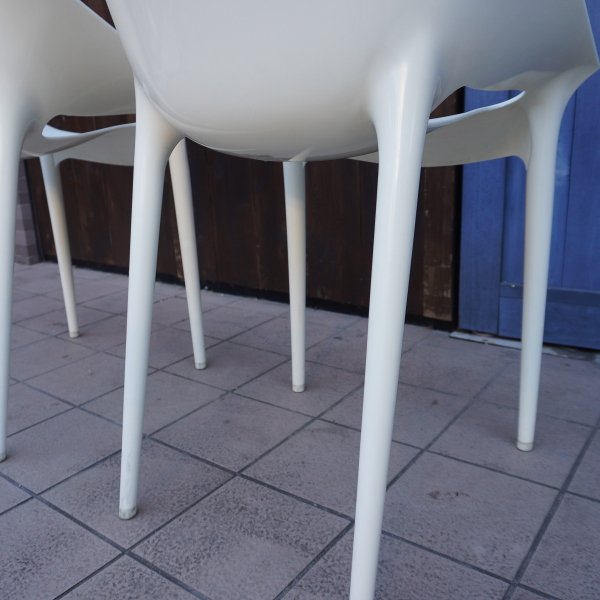 値下げ/イタリアのデザイナーズ家具ブランドKARTELL(カルテル)のドクターイエス  チェア2脚セットです。やや前方に傾いた座面と角ばったボディによって、包まれるような座り心地のダイニングチェア♪ - kokoelma　-ココエルマ- 