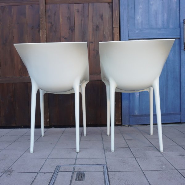 値下げ/イタリアのデザイナーズ家具ブランドKARTELL(カルテル)のドクターイエス  チェア2脚セットです。やや前方に傾いた座面と角ばったボディによって、包まれるような座り心地のダイニングチェア♪ - kokoelma　-ココエルマ-  