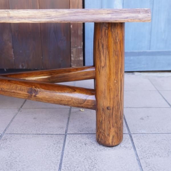 ギギリビングのチーク原木リビングテーブルです。チーク無垢材の