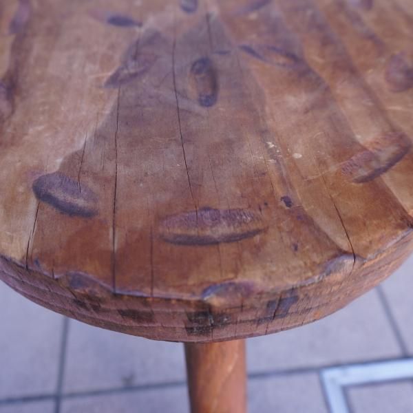 馬蹄型のアンティーク調のスツールです。レトロな模様が