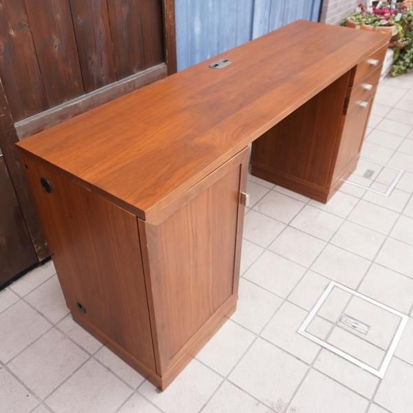 旭川の家具メーカーEARLY TIMESα(アーリータイムスα)のウォールナット材ユニットデスクです。ナチュラルな印象の キャビネットはシンプルながら機能性が抜群！優しい質感は北欧スタイルなどに。 - kokoelma -ココエルマ- 雑貨・中古家具・北欧家具・アンティーク 家具の通販 