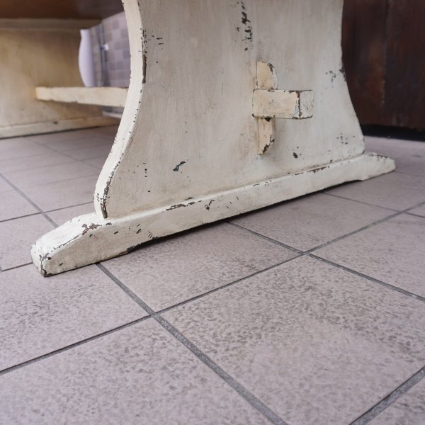 英国アンティークのオーク無垢材を使用したコーヒーテーブルです。クラシックでエレガントなデザインにペイントしたシャビーシックなリビングテーブル。/イギリス  - kokoelma　-ココエルマ- 　雑貨・中古家具・北欧家具・アンティーク家具の通販　インテリアショップ　多摩モノレール沿い