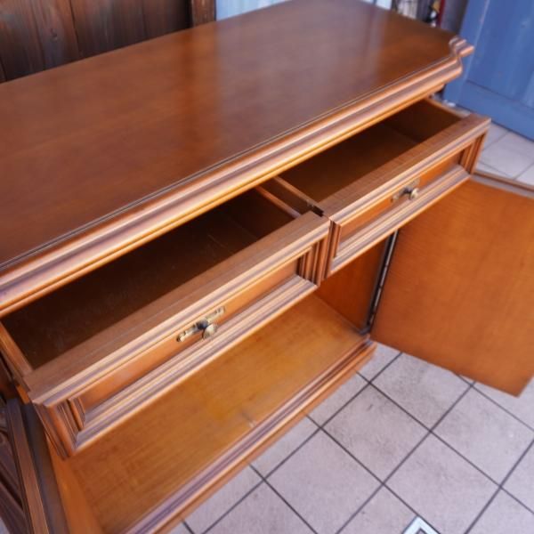 アンティーク調の2枚扉サイドボードです。松田家具 システムキッチンボード ブラウン。エレガントな花模様と アンティーク調の2枚扉サイドボードです。2面レンジボード キッチンボード 収納 木目調 No.3199● ※現金、クレジット、ぺイペイ、スマホ決済対応※。エレガントな花模様と